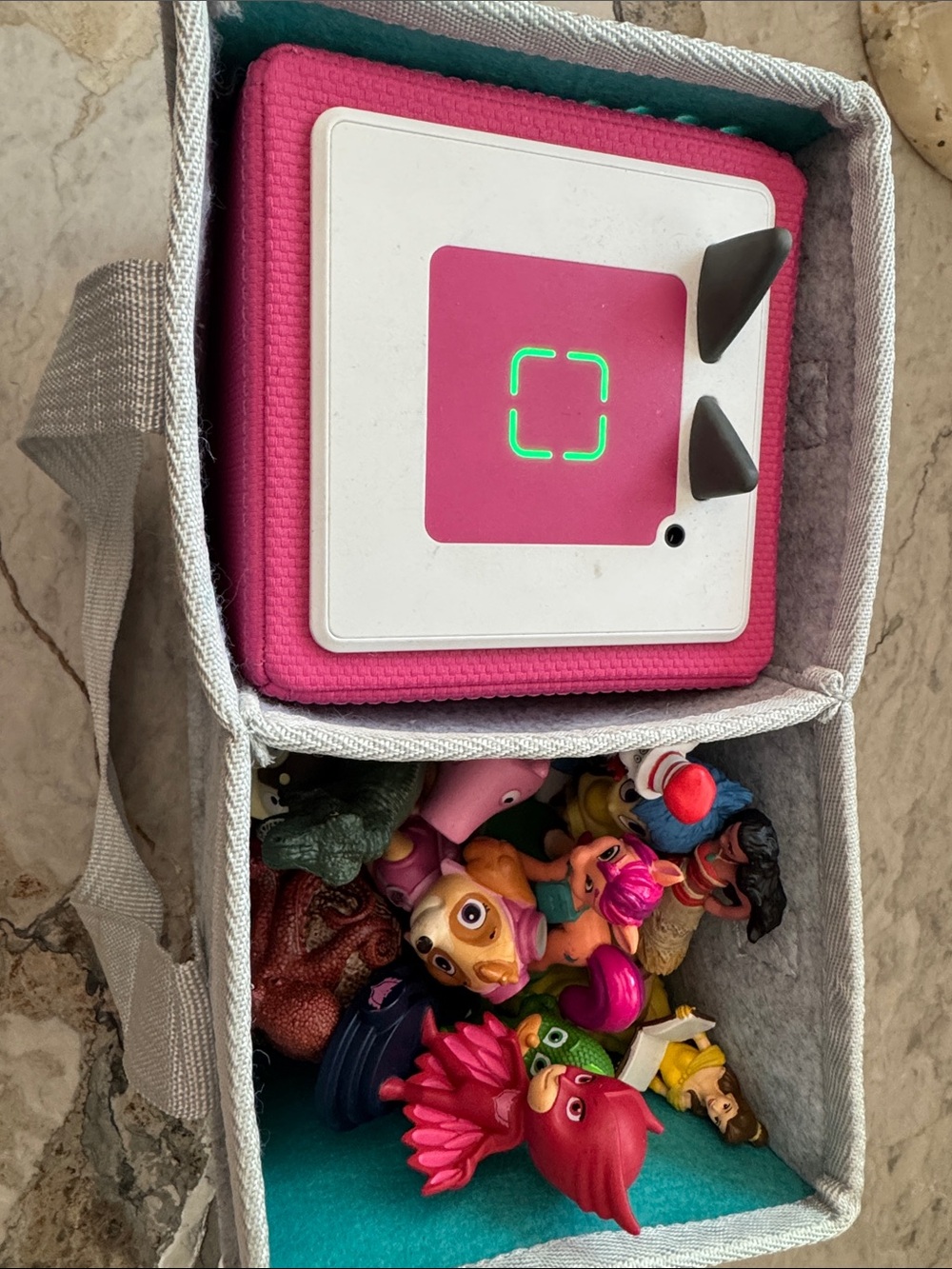 Toniebox bundle with characters and carrying case - Picture 3 of 3